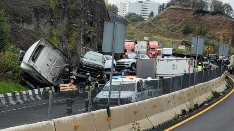 Se registra volcadura de tráiler en autopista Chamapa-Lechería 