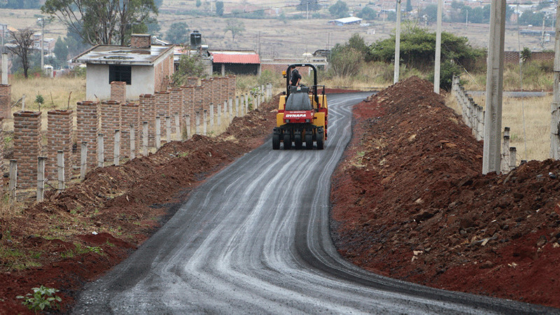 Téllez Marín supervisa los trabajos de la pavimentación asfáltica de la calle de acceso a la colonia Humberto Gutiérrez