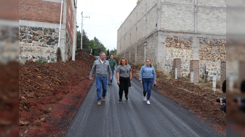 Téllez Marín supervisa los trabajos de la pavimentación asfáltica de la calle de acceso a la colonia Humberto Gutiérrez