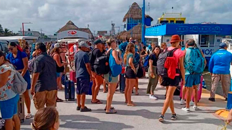 Inicia evacuación de la isla de Holbox, ante llegada del huracán 'Beryl' 