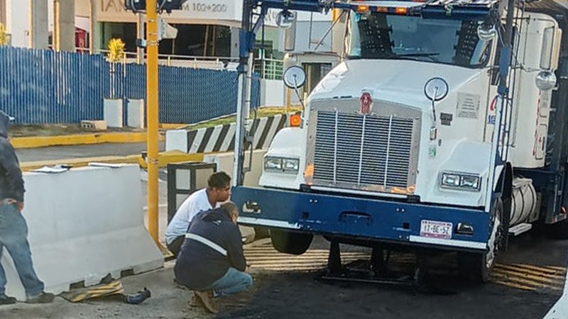 Trailero se quiere pasar de listo y queda varado en la caseta de Taretan de la Siglo XXI 