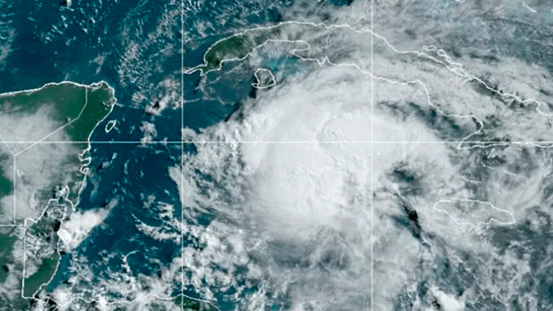 Huracán 'Beryl' se debilita a categoría 2 en su camino a México 