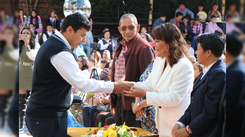 Regidora Martha Elva Solís asiste a clausura de fin de curso del Colegio Guadalupano Plancartino “José María Morelos” Nivel Secundaria