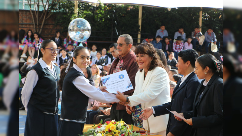 Regidora Martha Elva Solís asiste a clausura de fin de curso del Colegio Guadalupano Plancartino “José María Morelos” Nivel Secundaria