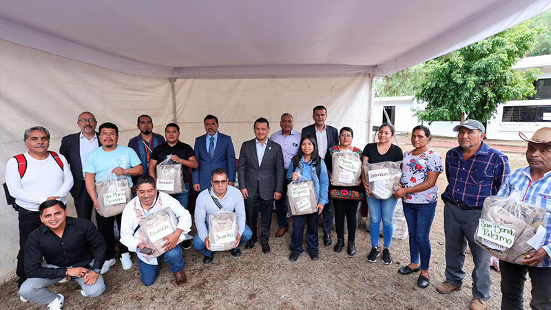 Entrega Gobierno estatal uniformes a kuarichas de autogobiernos 