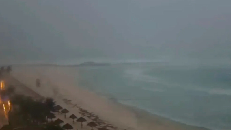 'Beryl' toca tierra en Quintana Roo como huracán categoría 2 