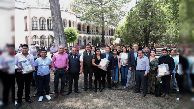Entrega Gobierno de Michoacán uniformes a 13 autobobiernos con kuarichas 