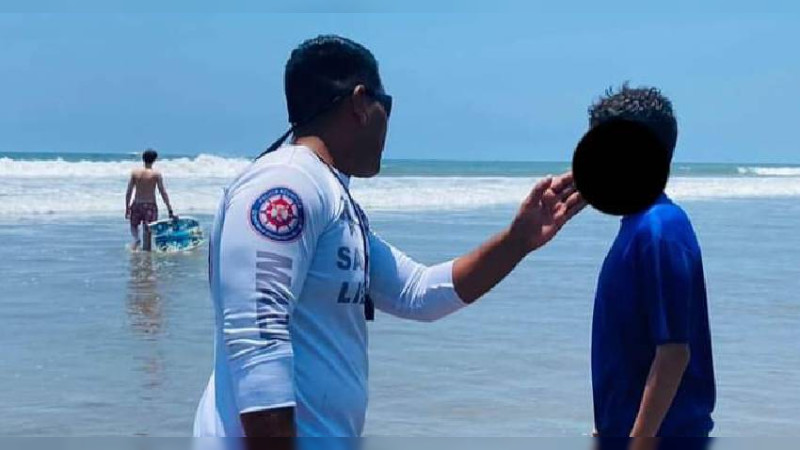 Escuadrón Acuático salva 10 bañistas que eran jalados por el oleaje, en playa de Mazatlán 