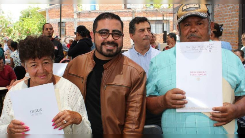 Gobierno de Michoacán entrega de 75 escrituras a colonos de Morelia 
