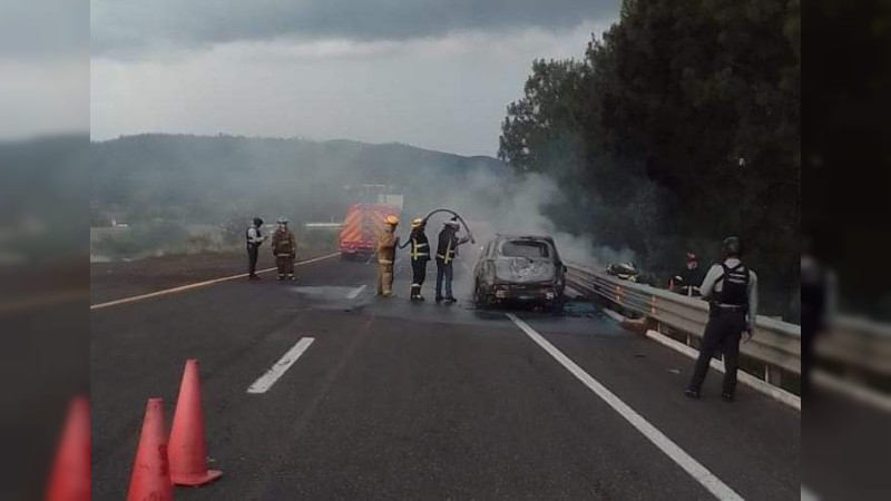 Se registra incendio de camioneta en la carretera Pátzcuaro-Morelia