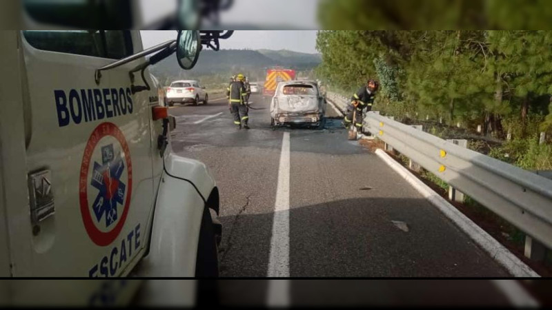Se registra incendio de camioneta en la carretera Pátzcuaro-Morelia