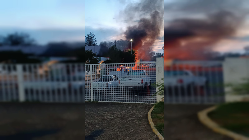 Camión de la CFE se incendia tras presentar falla mecánica 