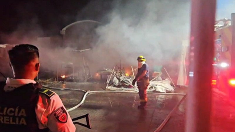 Se registra incendio en locales fuera del mercado independencia en Morelia, Michoacán 