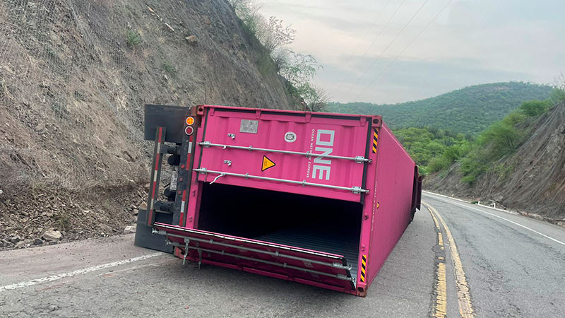 Vuelca tráiler en la autopista Siglo XXI de Michoacán  
