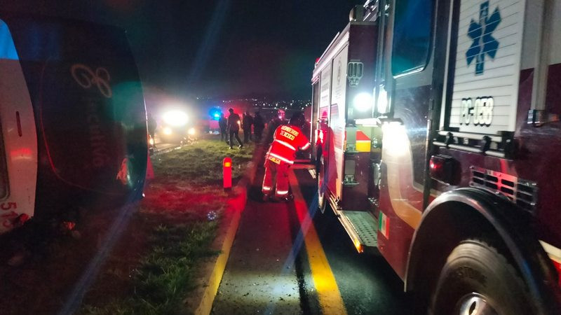 Volcadura de autobús de pasajeros en el Estado de México deja 1 muerto y 12 lesionados 