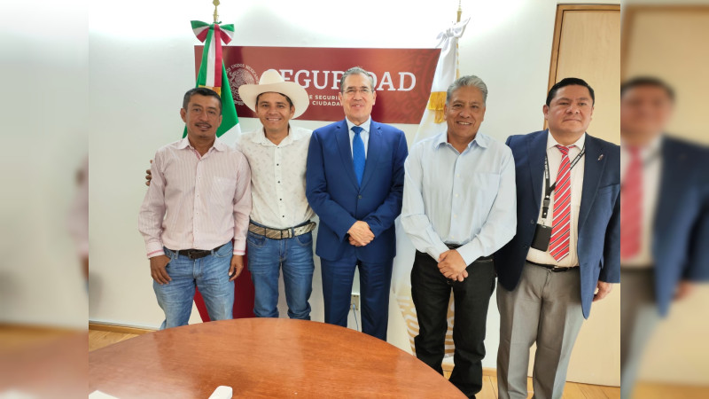 Por orden de AMLO, Subsecretario de Seguridad recibe a Cemeí Verdía, el último líder de las autodefensas en Michoacán  