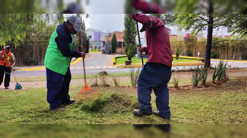 Trabaja Gobierno de Morelia en limpieza de camellones al sur de Morelis