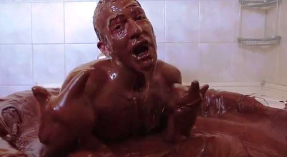 Youtuber se baña con Nutella - Foto 0 