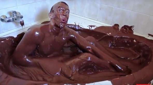 Youtuber se baña con Nutella - Foto 1 