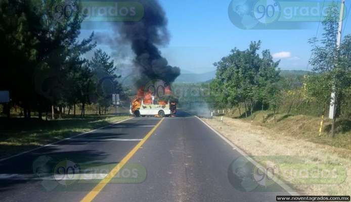 Normalistas incendian vehículo sobre la carretera 