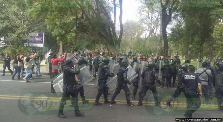 Estudiantes bloquean Ventura Puente, arriban GOEs a desalojar 