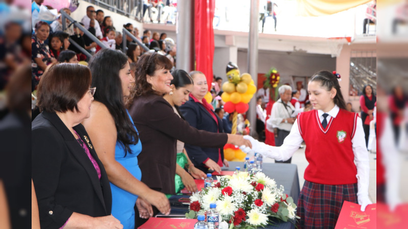 Regidora Martha Elva Solís Durán presidió clausura de fin de cursos de
