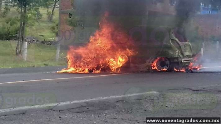 Incendian vehículo en la carretera Los Reyes-Zacapu 