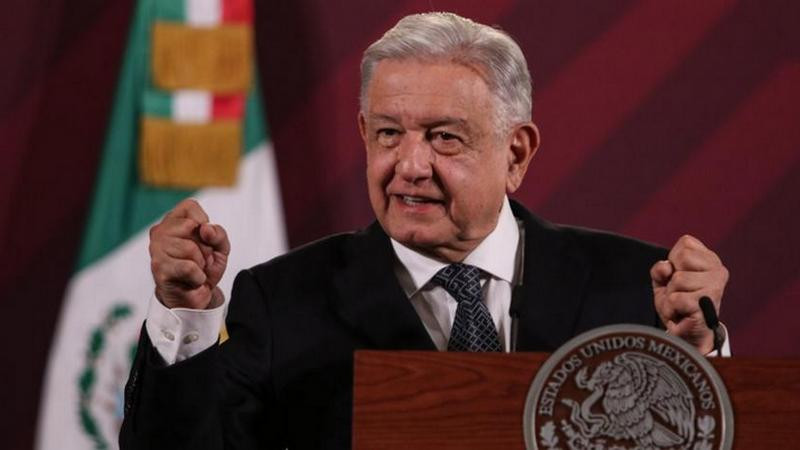 AMLO acusa de machistas a sus adversarios por insinuar que dará órdenes a Claudia Sheinbaum 