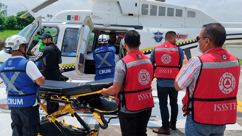 Ambulancia aérea del Gobierno estatal traslada a Morelia a bebé y adulto para recibir atención médica