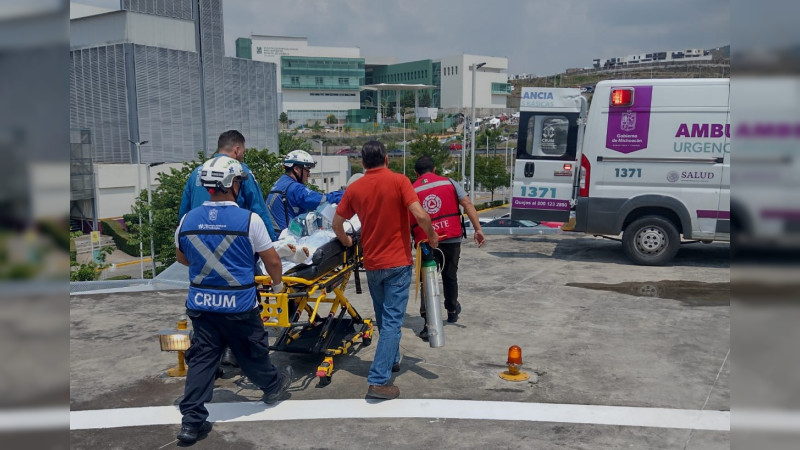 Ambulancia aérea del Gobierno estatal traslada a Morelia a bebé y adulto para recibir atención médica