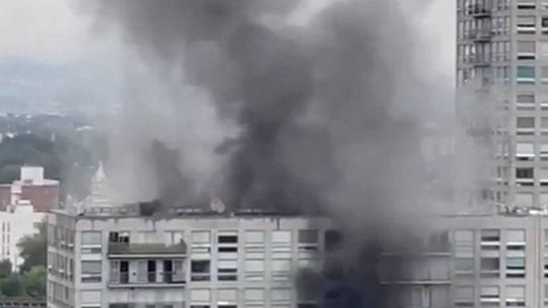 Fuerte incendio se registra en edificio de condominios en Azcapotzalco; evacúan a 150 personas 