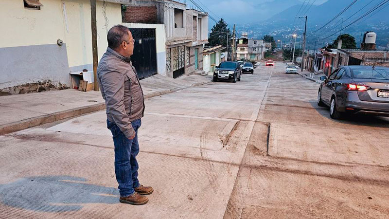 José Luis Téllez Marín, supervisa obras de pavimentación en calles de Ciudad Hidalgo, Michoacán   