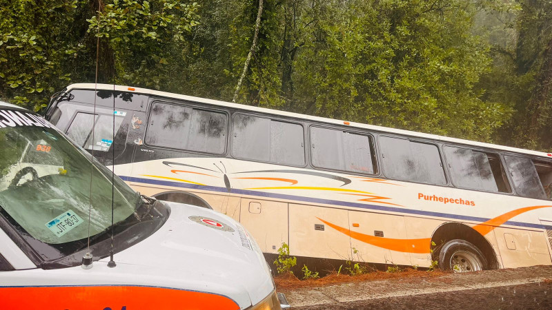 Autobús vuelca en la carretera Pátzcuaro -Uruapan, deja 5 lesionados 