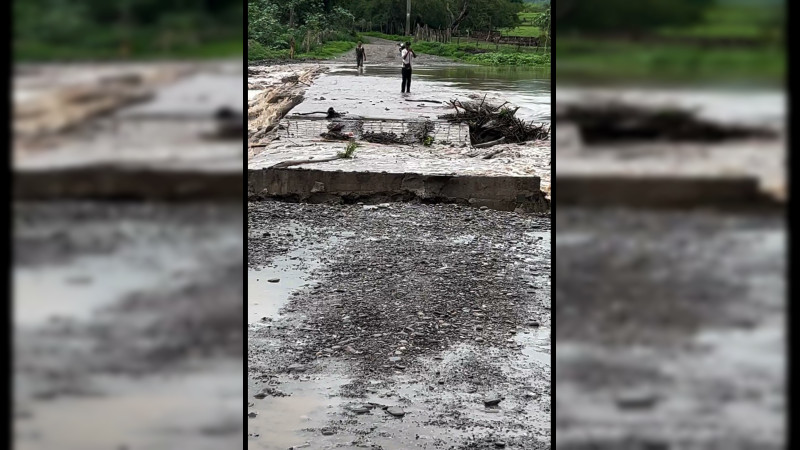Dos puentes en Apatzingán, Michoacán, destruidos por torrente del Río Grande 
