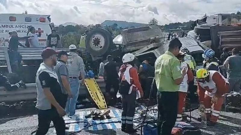 Vuelca tráiler con electrodomésticos en el Estado de México; muere el conductor y hacen rapiña 