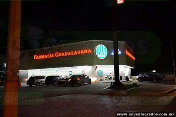 Hombres y mujer armados asaltan farmacia en Morelia 