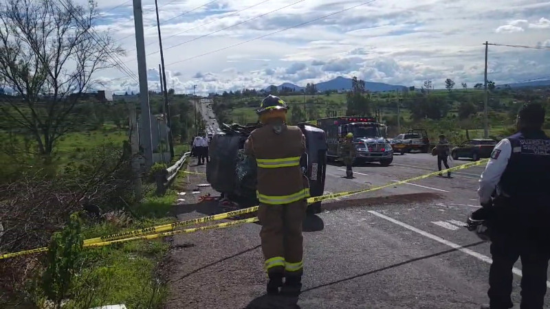 Confirman dos muertos tras volcadura de camión en Ciudad Salud