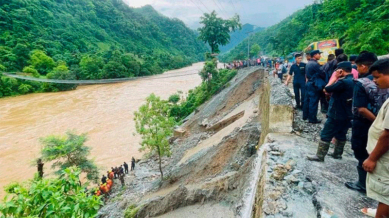 Deslave en Nepal arrastra autobús; hay 63 desaparecidos 