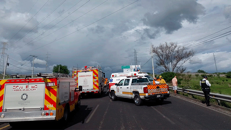 Gobierno de Michoacán atiende a lesionados en accidente de carretera Morelia-México