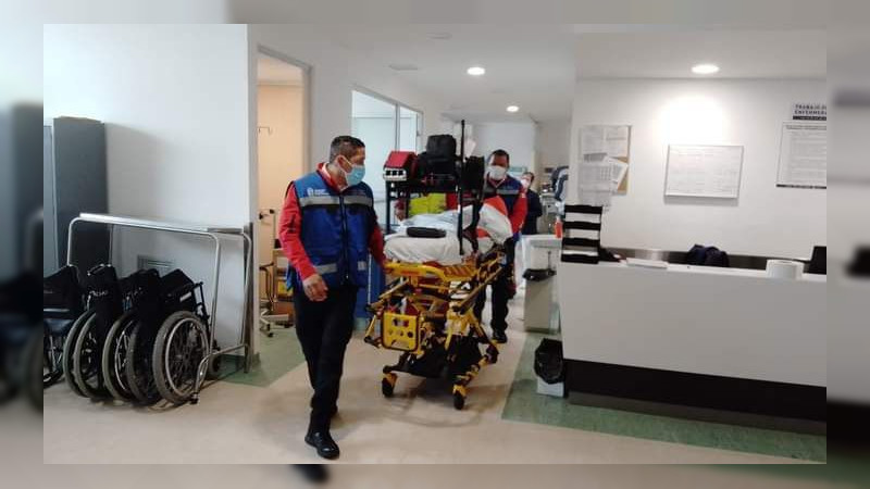 Gobierno de Michoacán atiende a lesionados en accidente de carretera Morelia-México