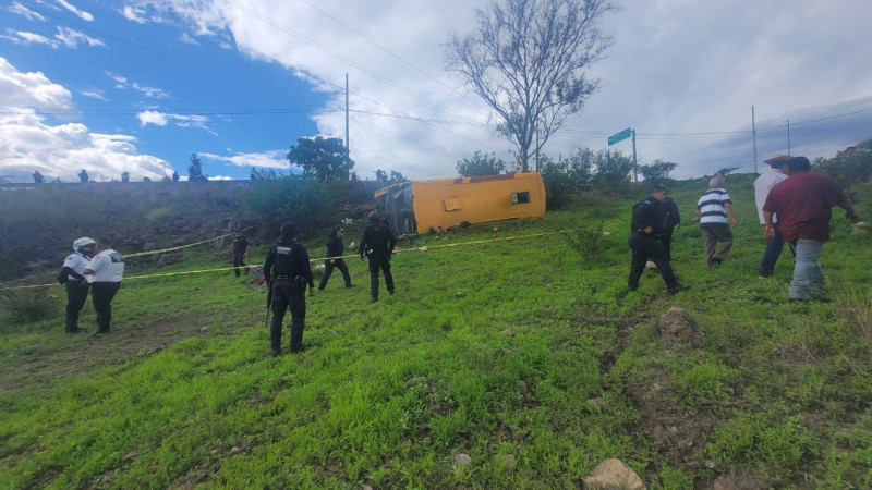 Gobierno de Michoacán atiende a lesionados en accidente de carretera Morelia-México