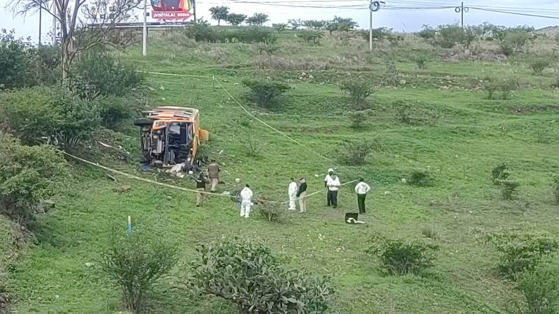 Dos muertos y 25 heridos al salir camión de camino en Morelia: Chofer se habría infartado 