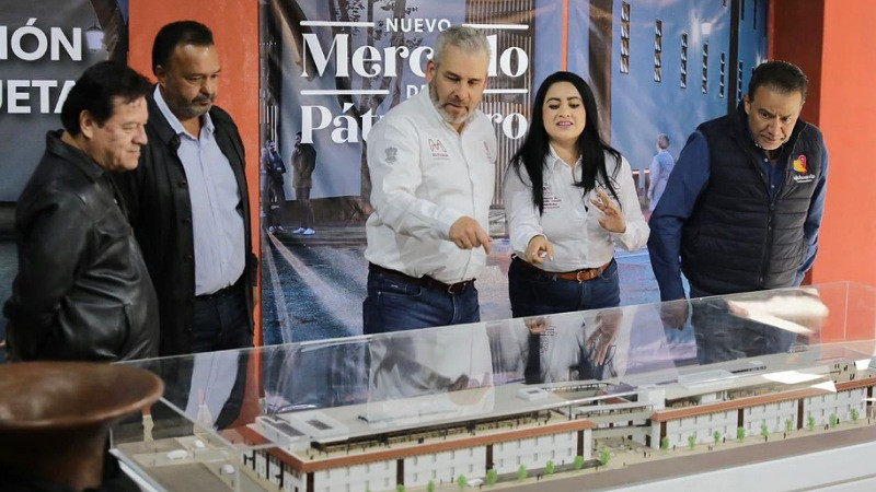 Devela Bedolla maqueta del nuevo mercado de Pátzcuaro 