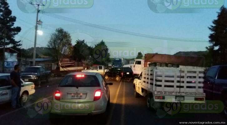 Bloquean habitantes carretera Uruapan - Los Reyes; exigen liberación de detenido - Foto 0 
