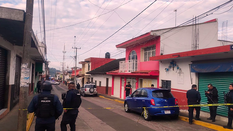 Desconocidos balean a policías en Tingambato, Michoacán 