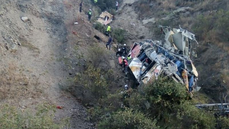 Cae autobús a un abismo en Perú; hay por lo menos 21 muertos 