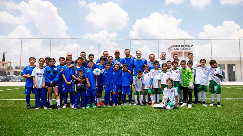 Gobernador de Querétaro entrega cancha de fútbol 7 al Ejido Cazadero 