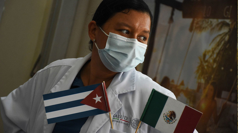 Vienen más médicos cubanos a México; firman convenio para contratar a 2 mil 700 