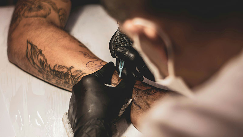 Hoy se celebra el Día Internacional del Tatuaje, una práctica cultural con impacto en la economía mexicana  