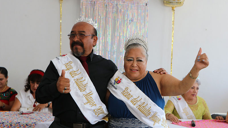 En Ciudad Hidalgo, coronan a los nuevos reyes de la estancia del Adulto Mayor 